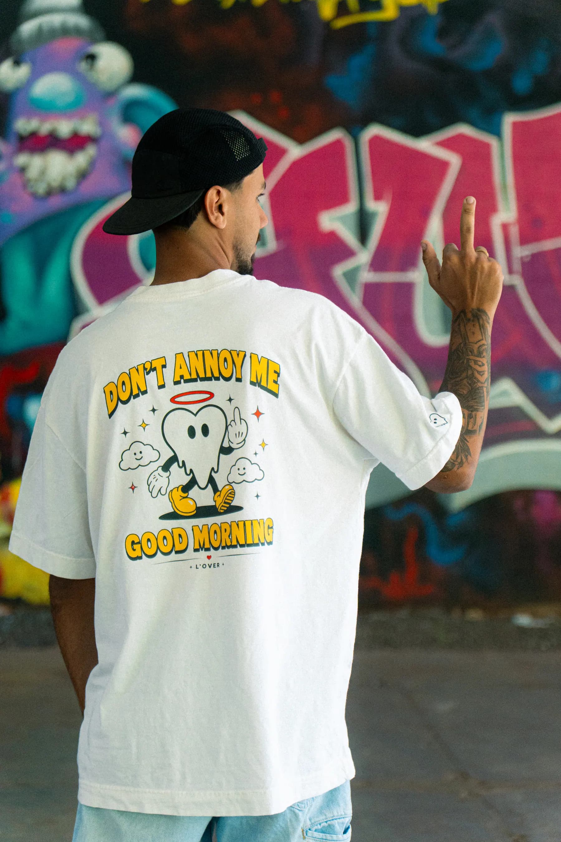 Costas da camiseta off white com a estampa DON'T ANNOY ME / GOOD MORNING.