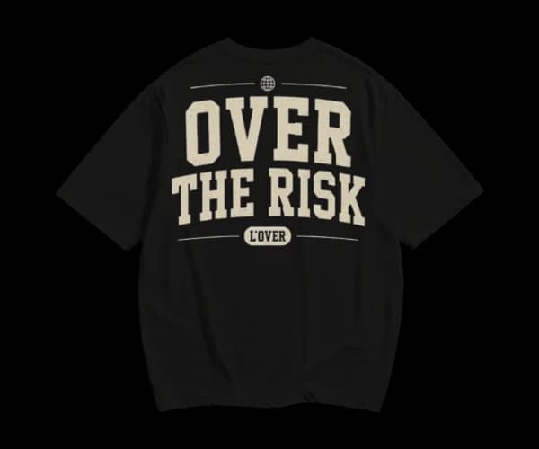 Camiseta BLACK com a estampa OVER THE RISK — costas.
