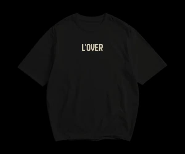 Camiseta BLACK com a estampa OVER THE RISK — frente.
